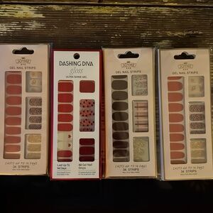 Gel nail strips, set of 4.